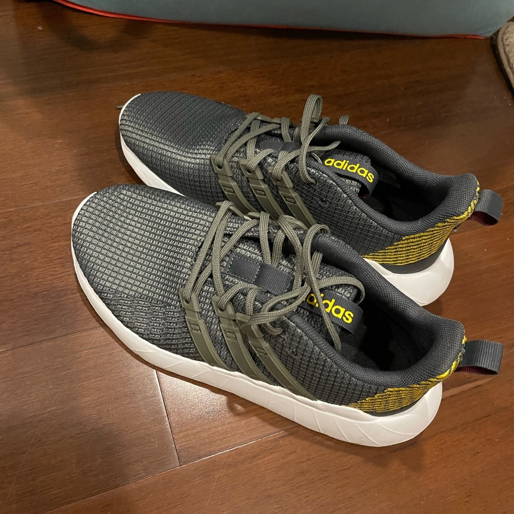 adidas size 7. worn only once.. it’s too big